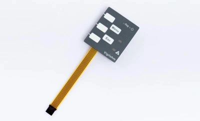 Wie wirkt sich die Option des kapazitiven Schaltkreises in der Vier schicht struktur auf ihre Funktional ität und ihre Kosten aus?